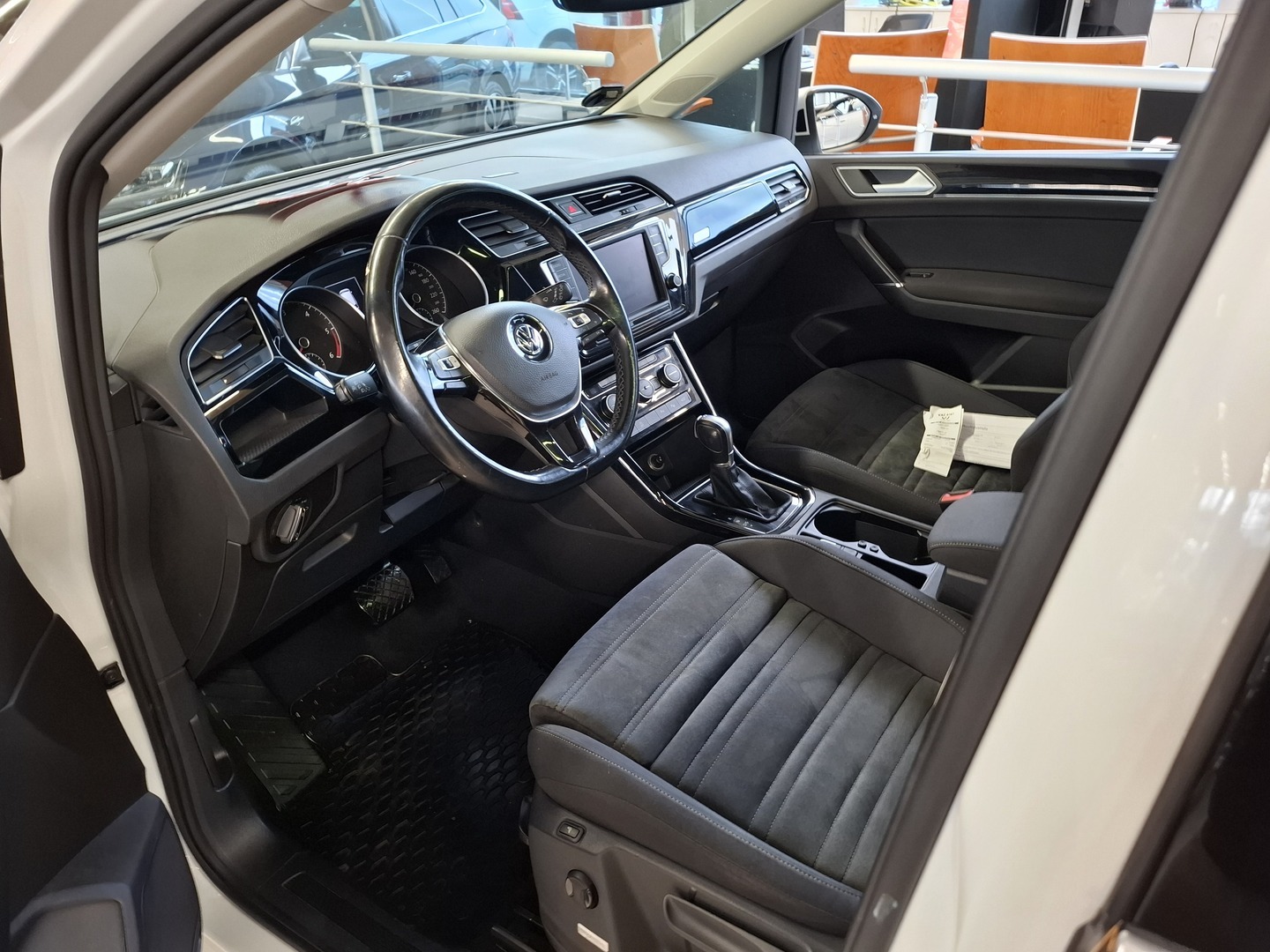 VOLKSWAGEN Touran 2017