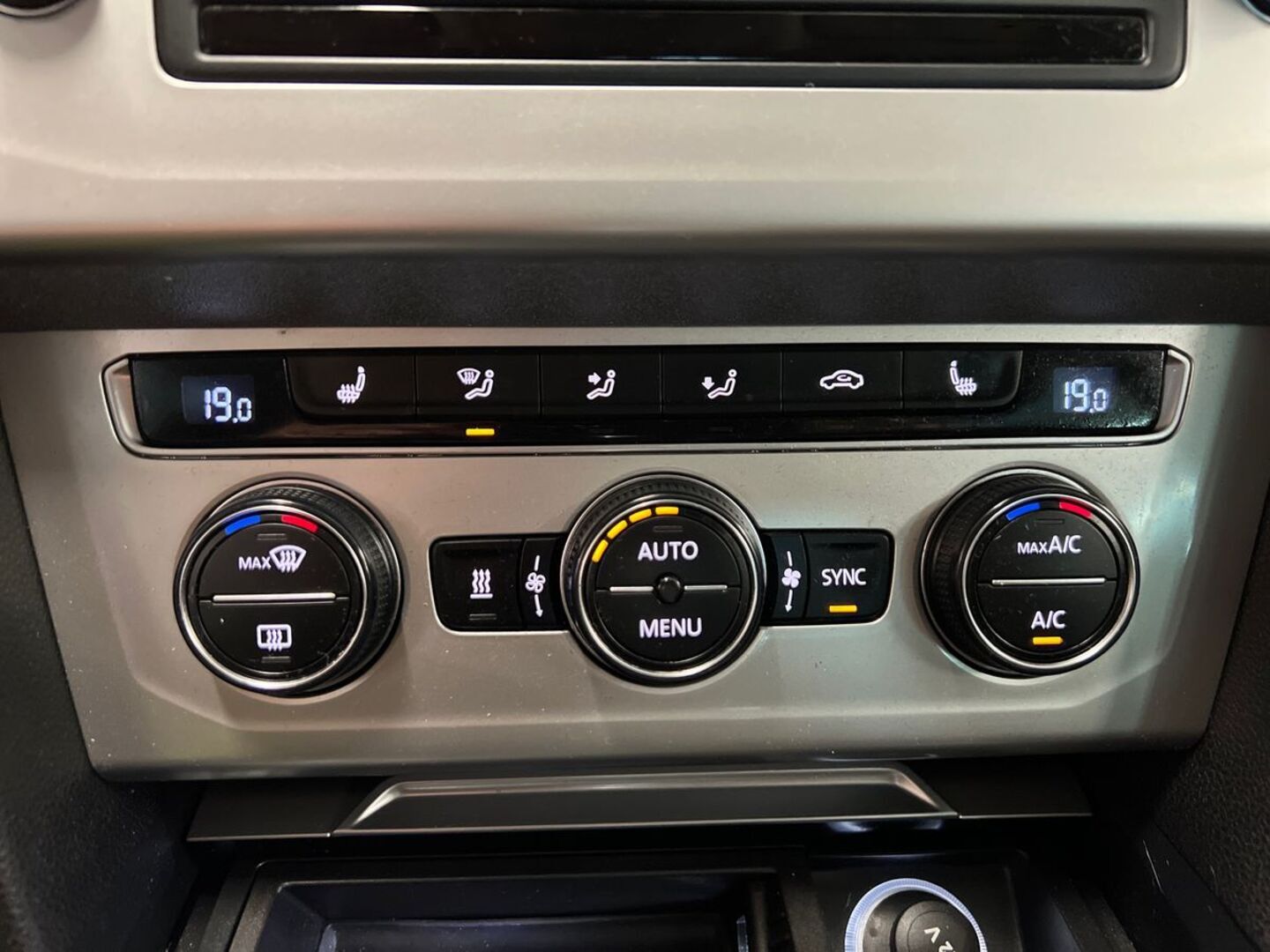VOLKSWAGEN Passat 21