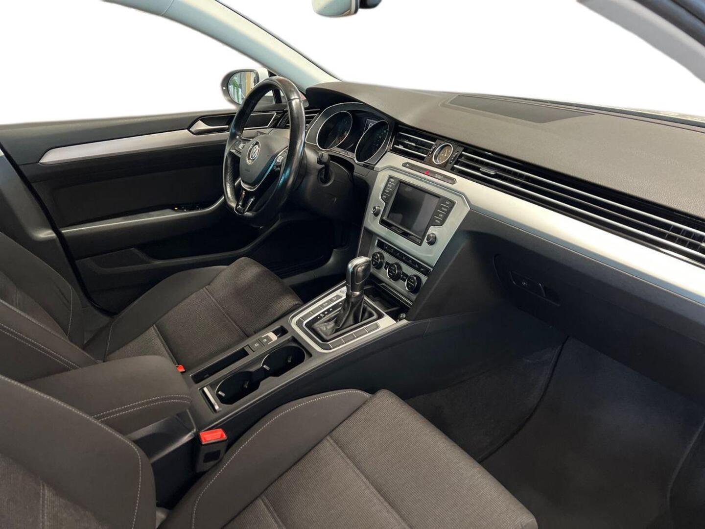VOLKSWAGEN Passat 9