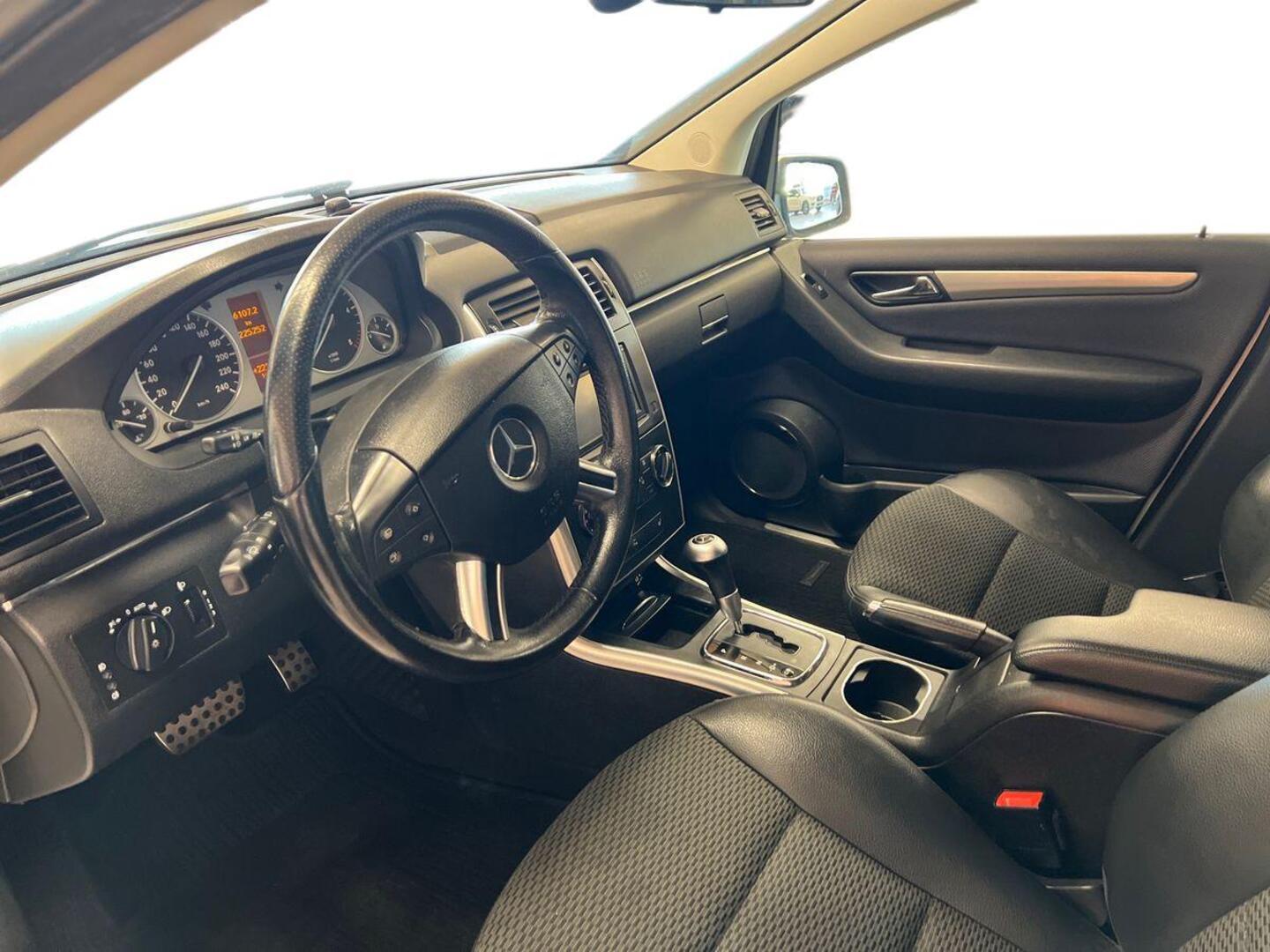 MERCEDES-BENZ B 2011