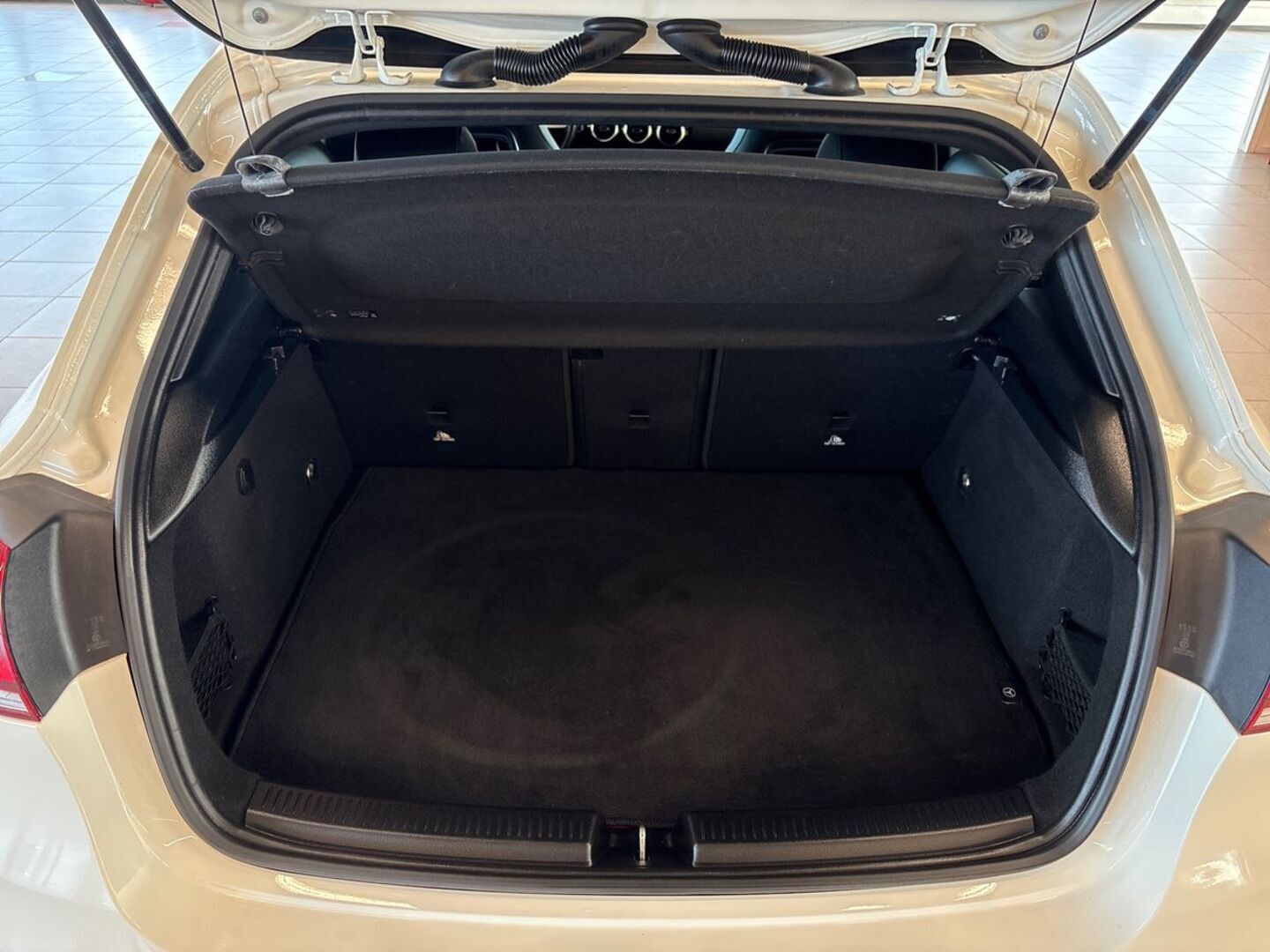 MERCEDES-BENZ A 2020