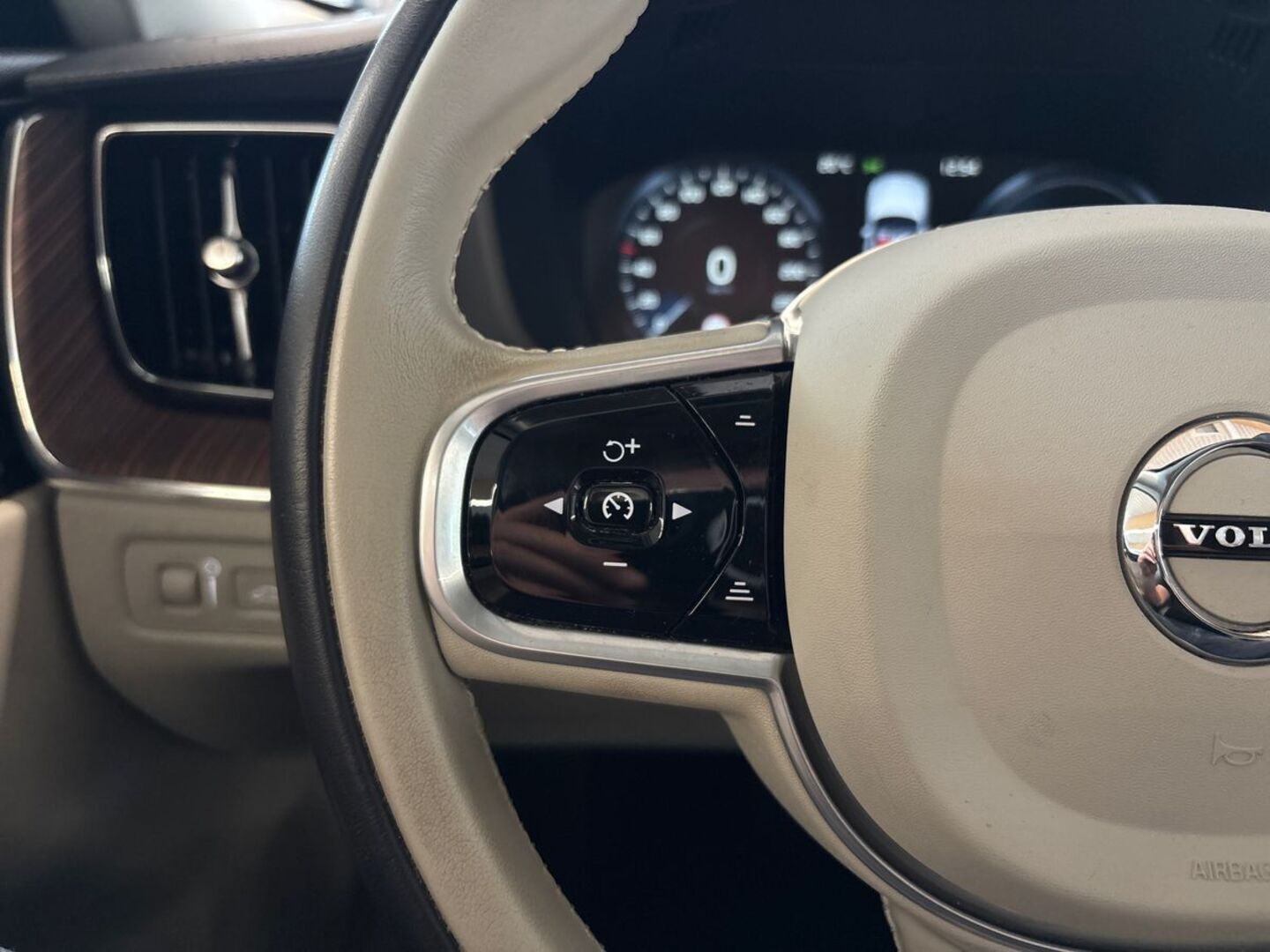 VOLVO XC60 2019