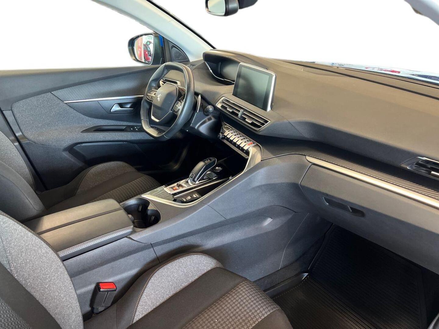 PEUGEOT 3008 9