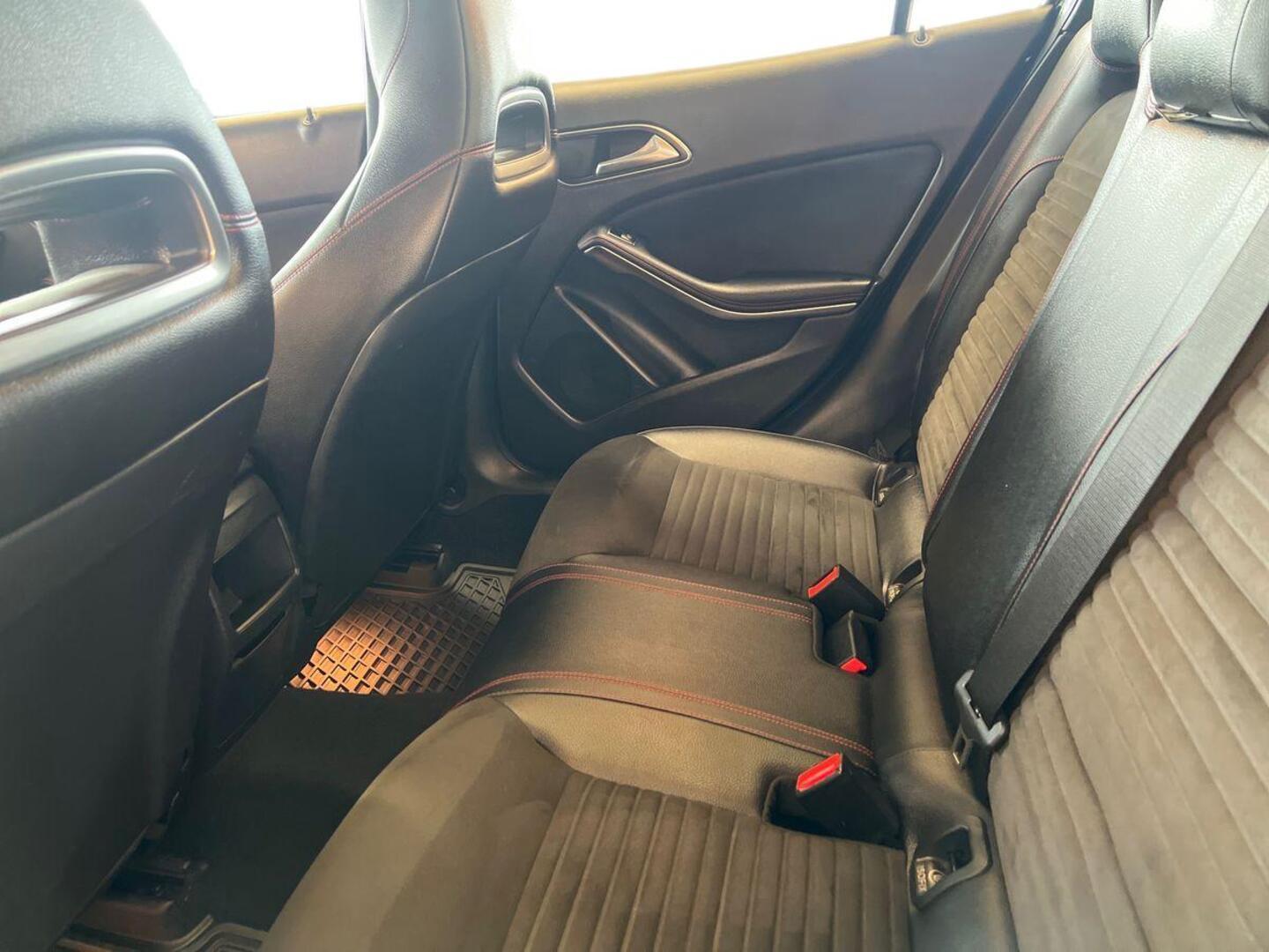 MERCEDES-BENZ GLA 8