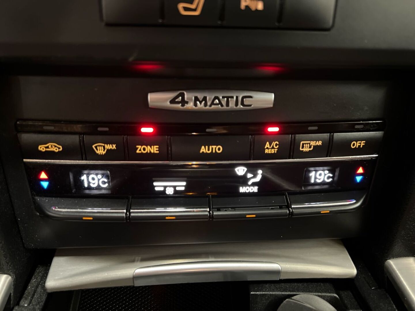 MERCEDES-BENZ E 2010