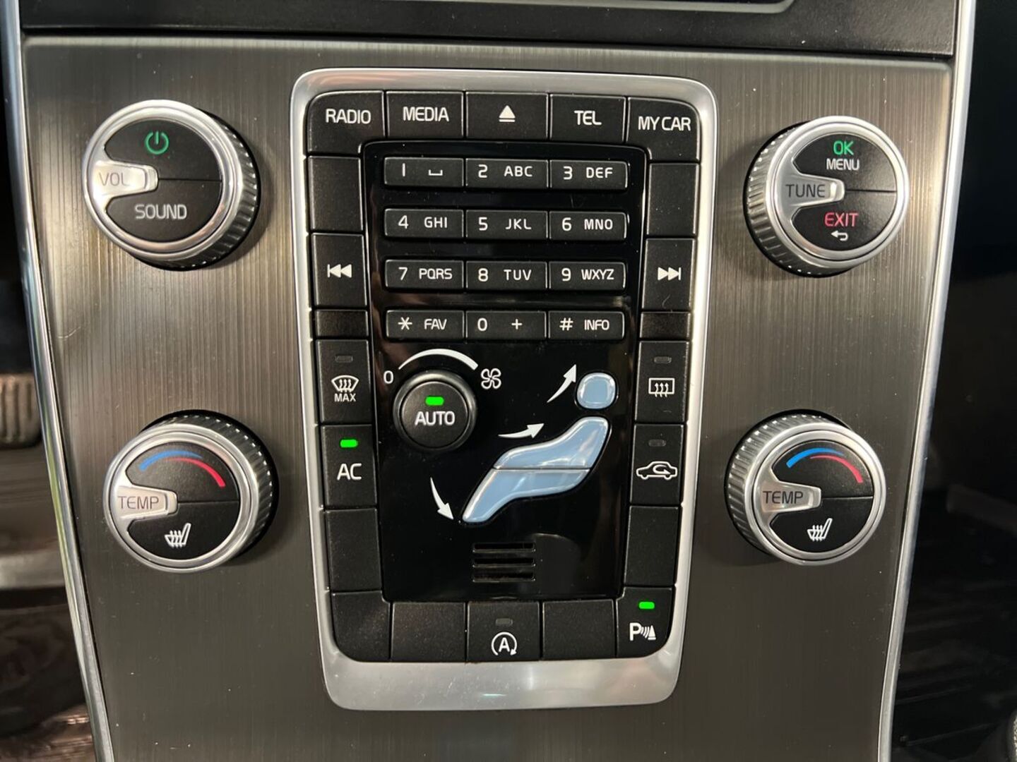 VOLVO V60 2015