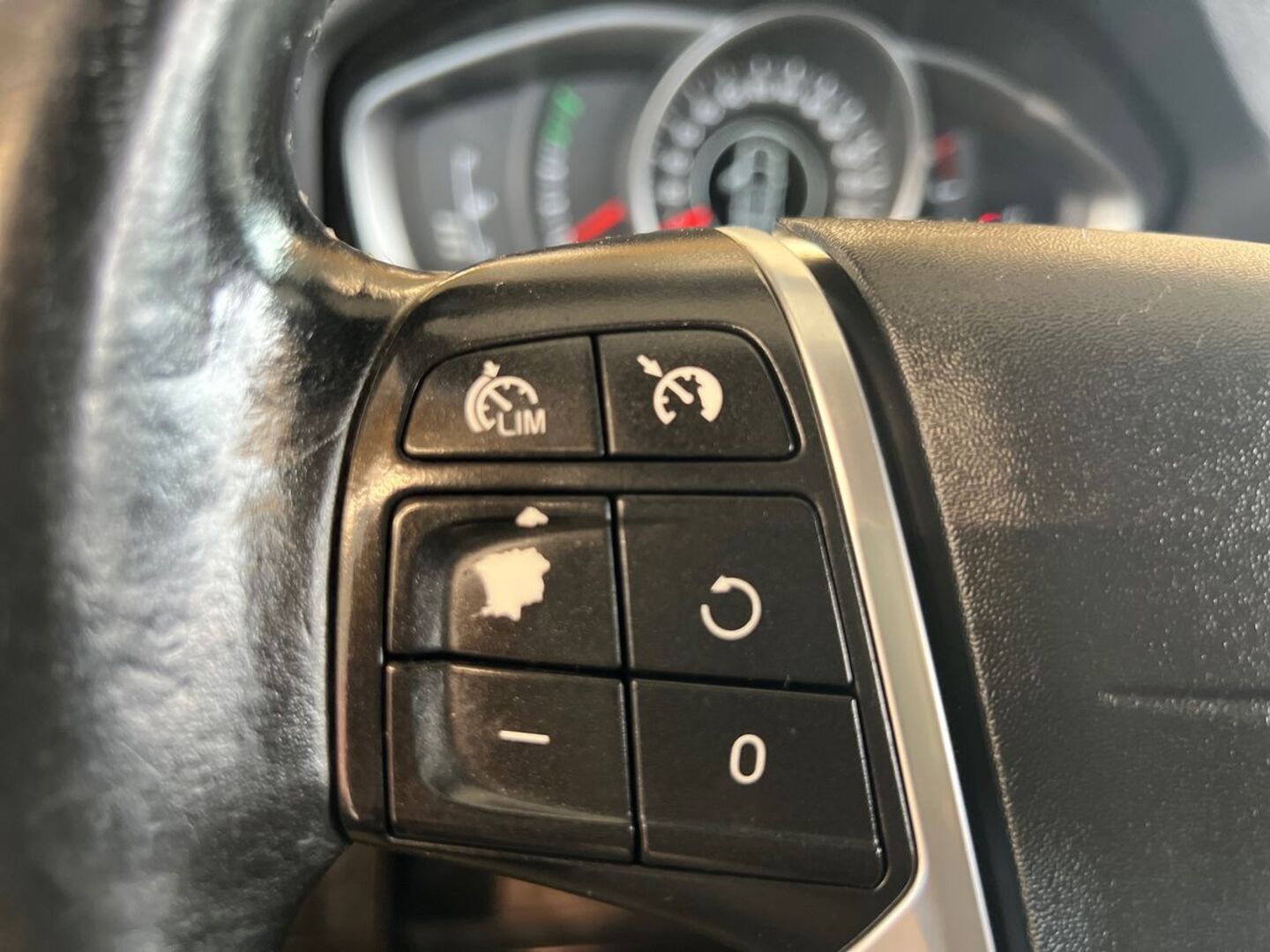 VOLVO V60 2015