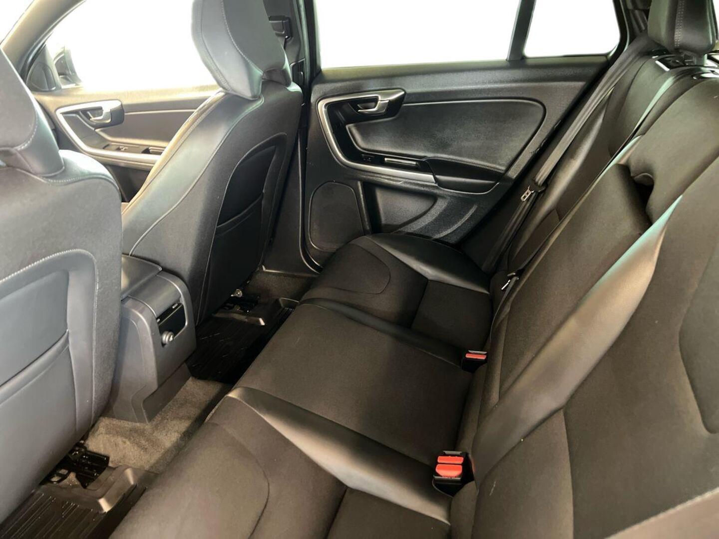 VOLVO V60 2015