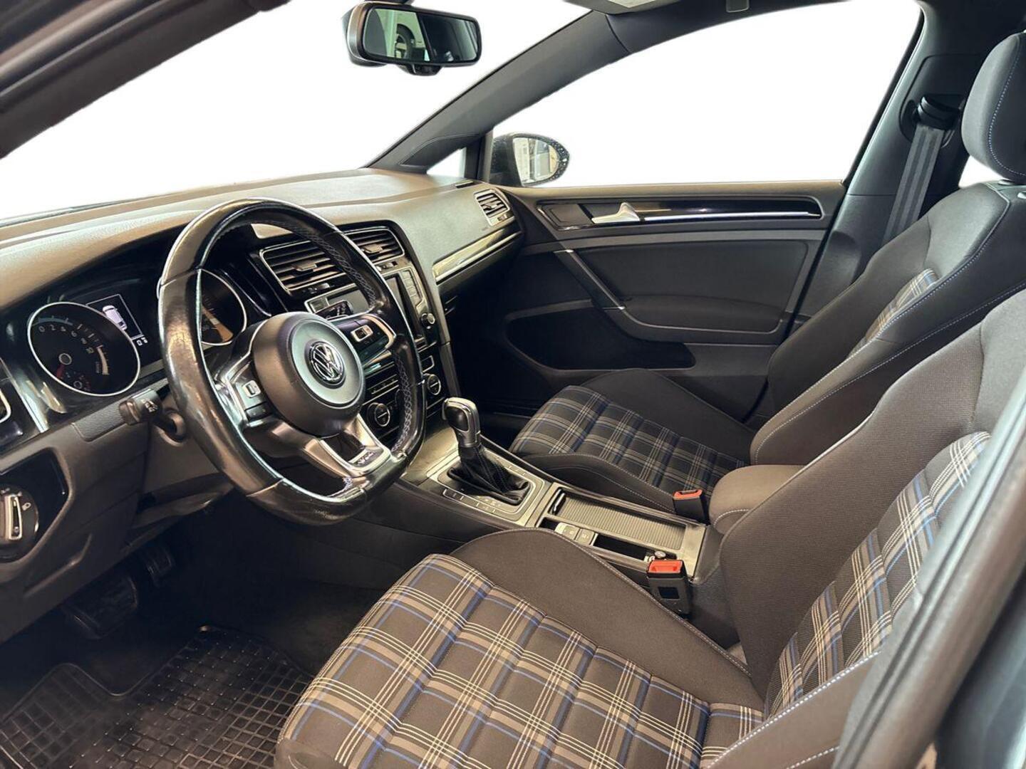 VOLKSWAGEN Golf 2016