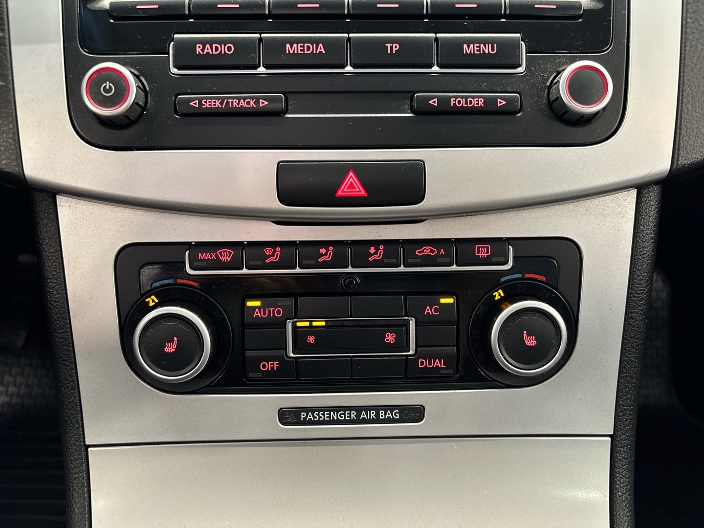 VOLKSWAGEN Passat 2011
