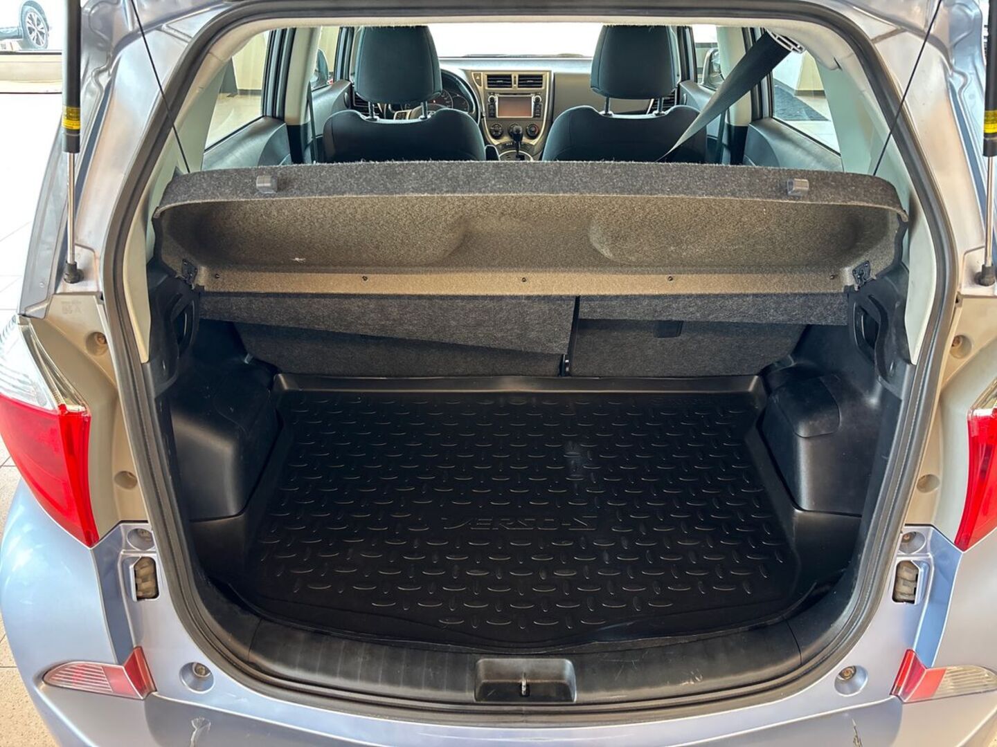 TOYOTA Verso-S 2011
