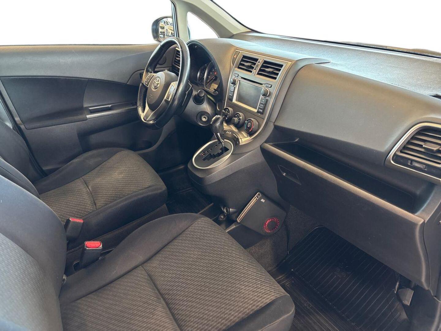 TOYOTA Verso-S 2011