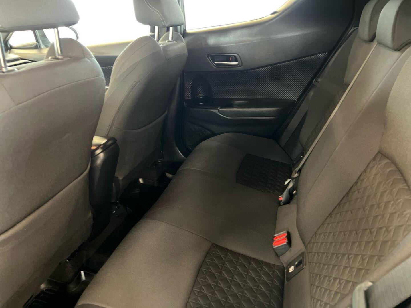 TOYOTA C-HR 10