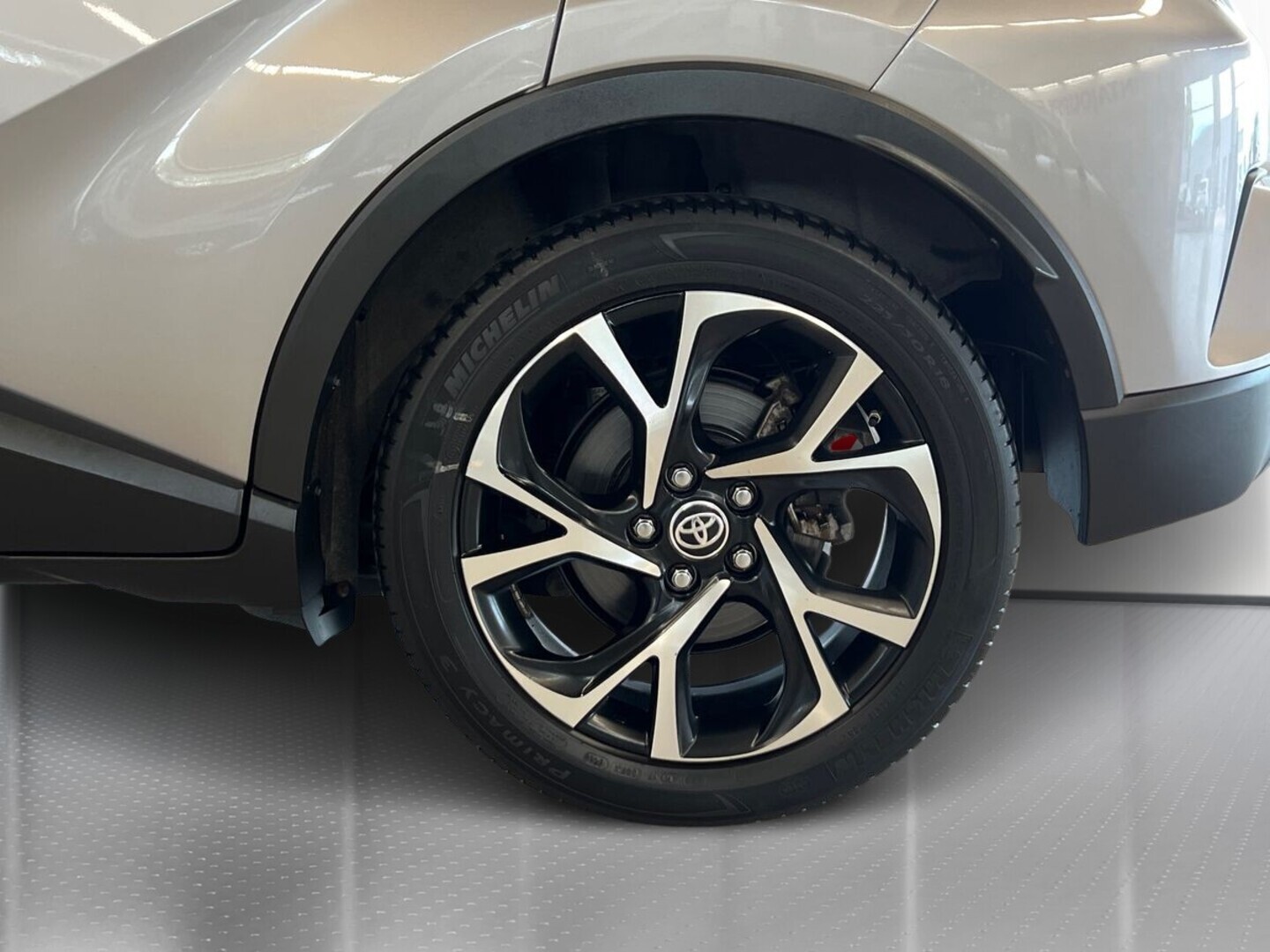 TOYOTA C-HR 13