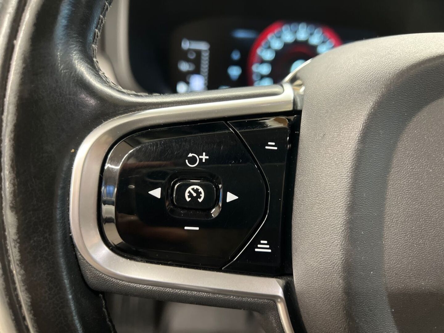 VOLVO V90 25