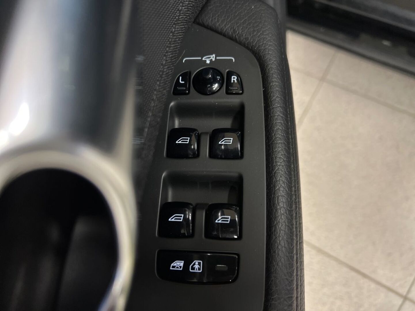 VOLVO V90 29