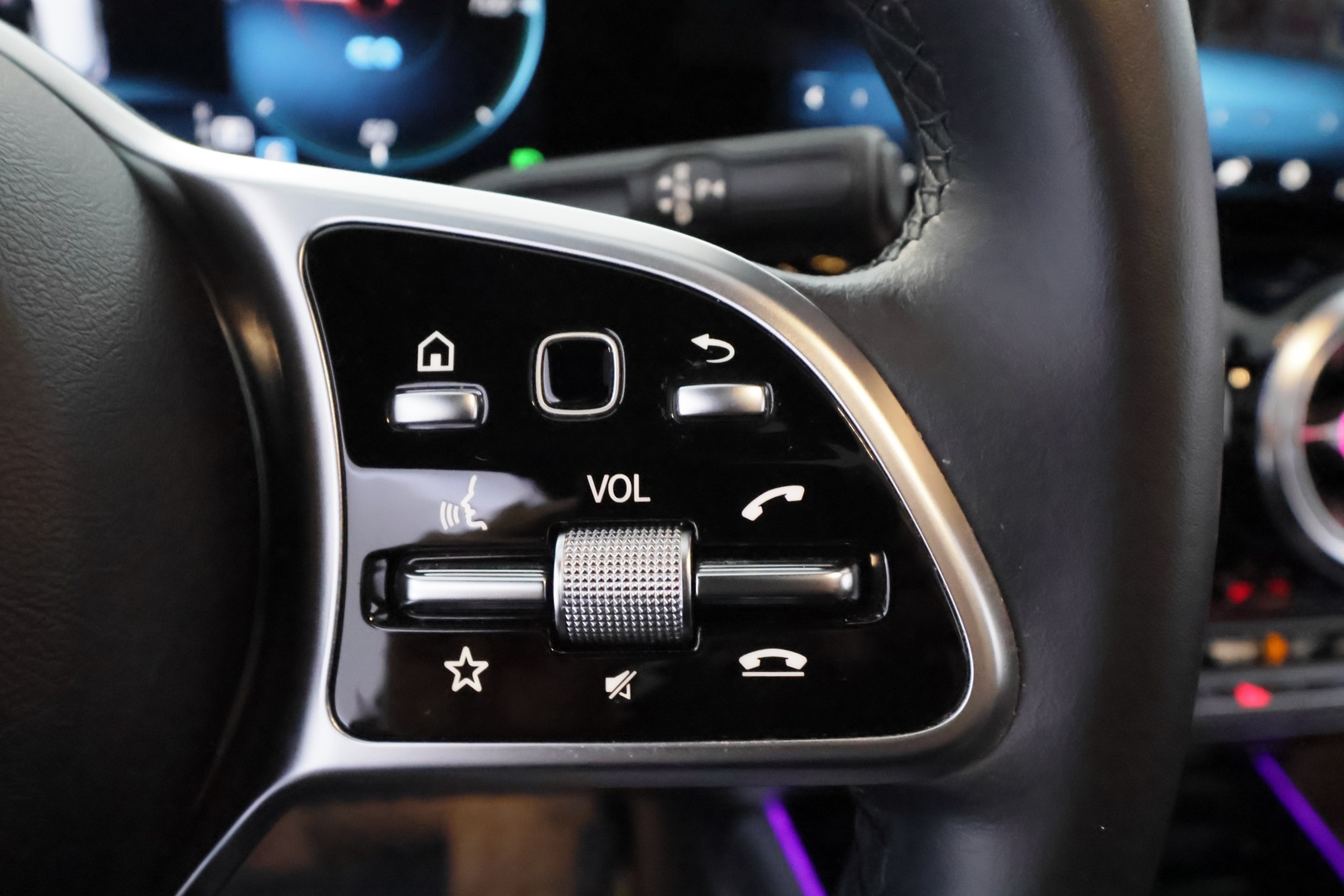 MERCEDES-BENZ EQA 2022