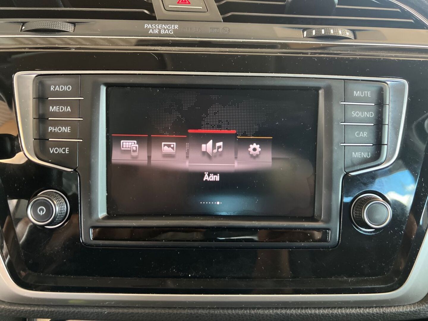 VOLKSWAGEN Touran 2016