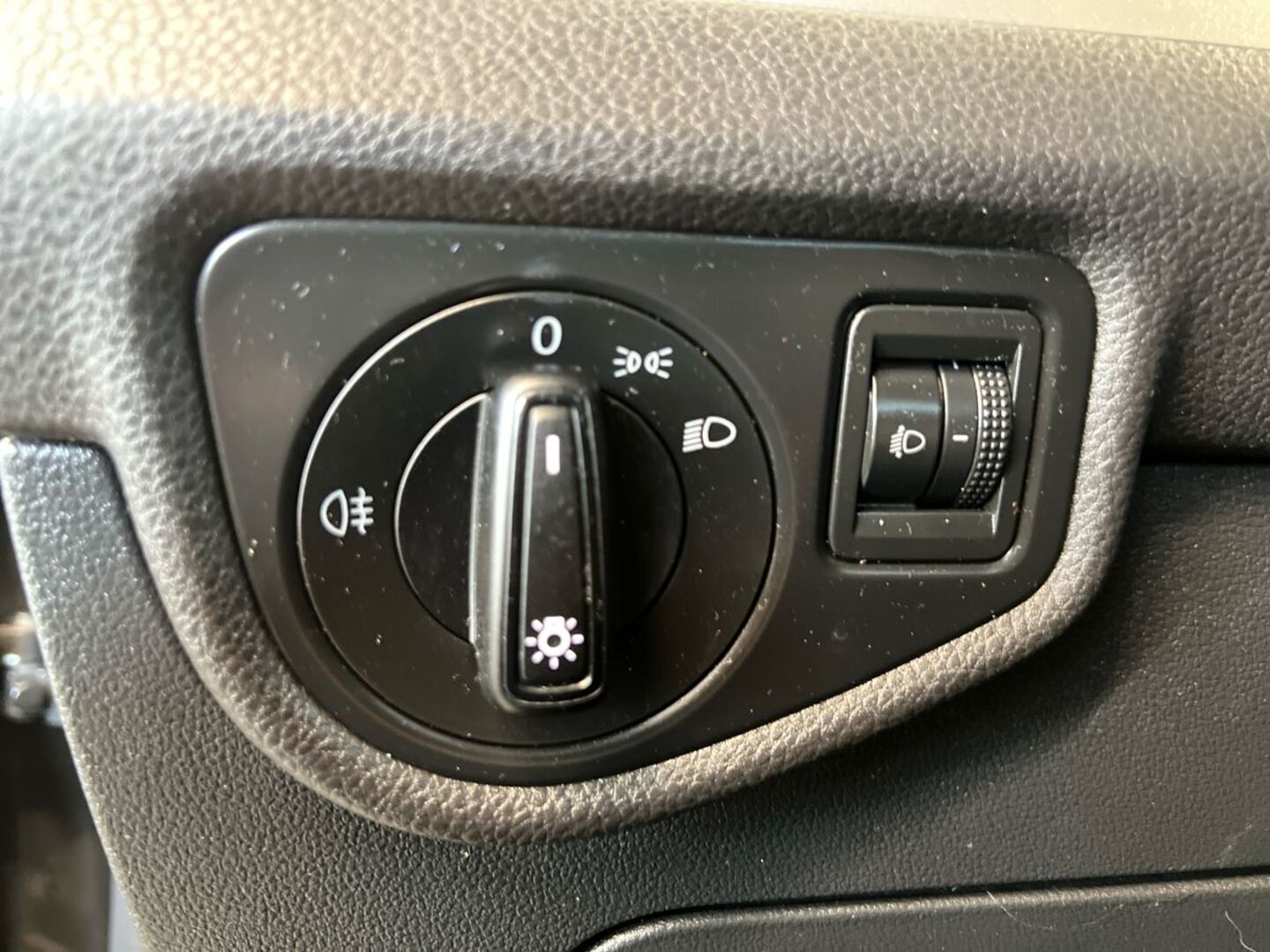 VOLKSWAGEN Touran 2016