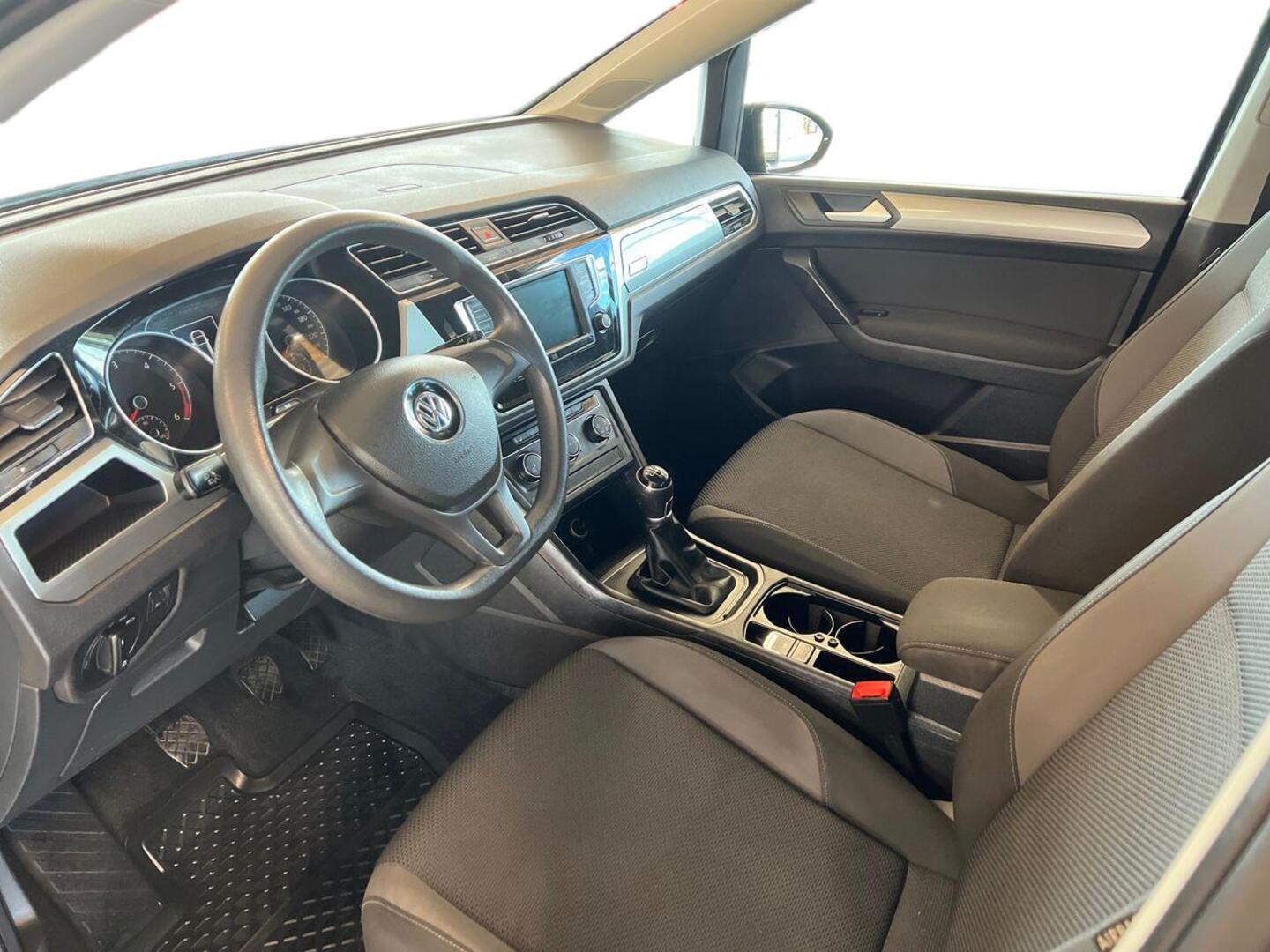 VOLKSWAGEN Touran 2016