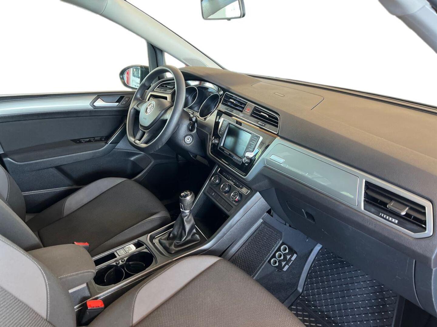 VOLKSWAGEN Touran 2016