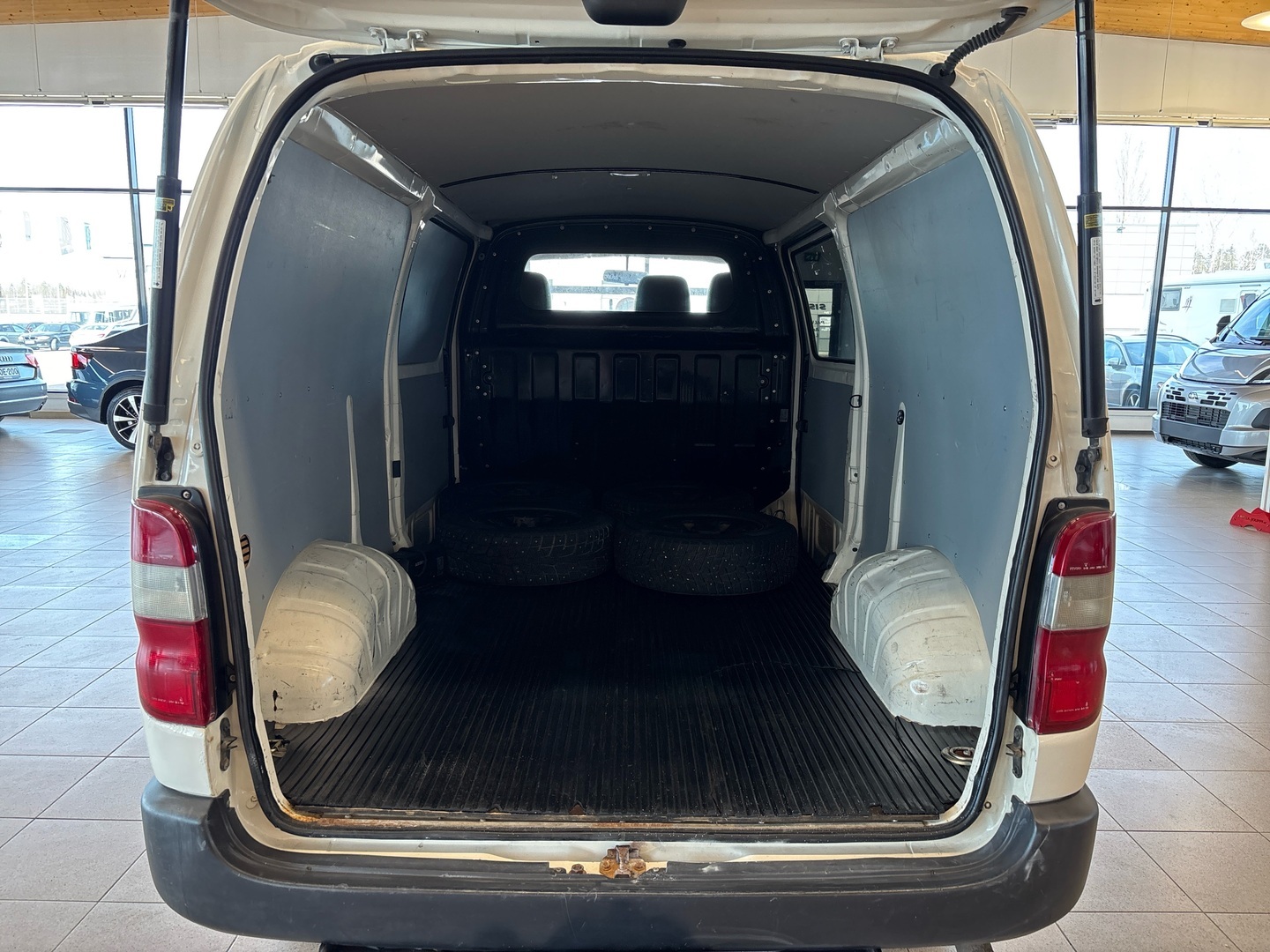 TOYOTA Hiace 2011