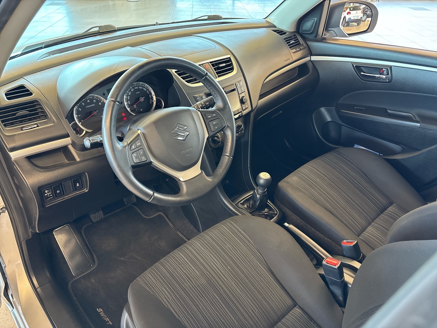 SUZUKI Swift 2015