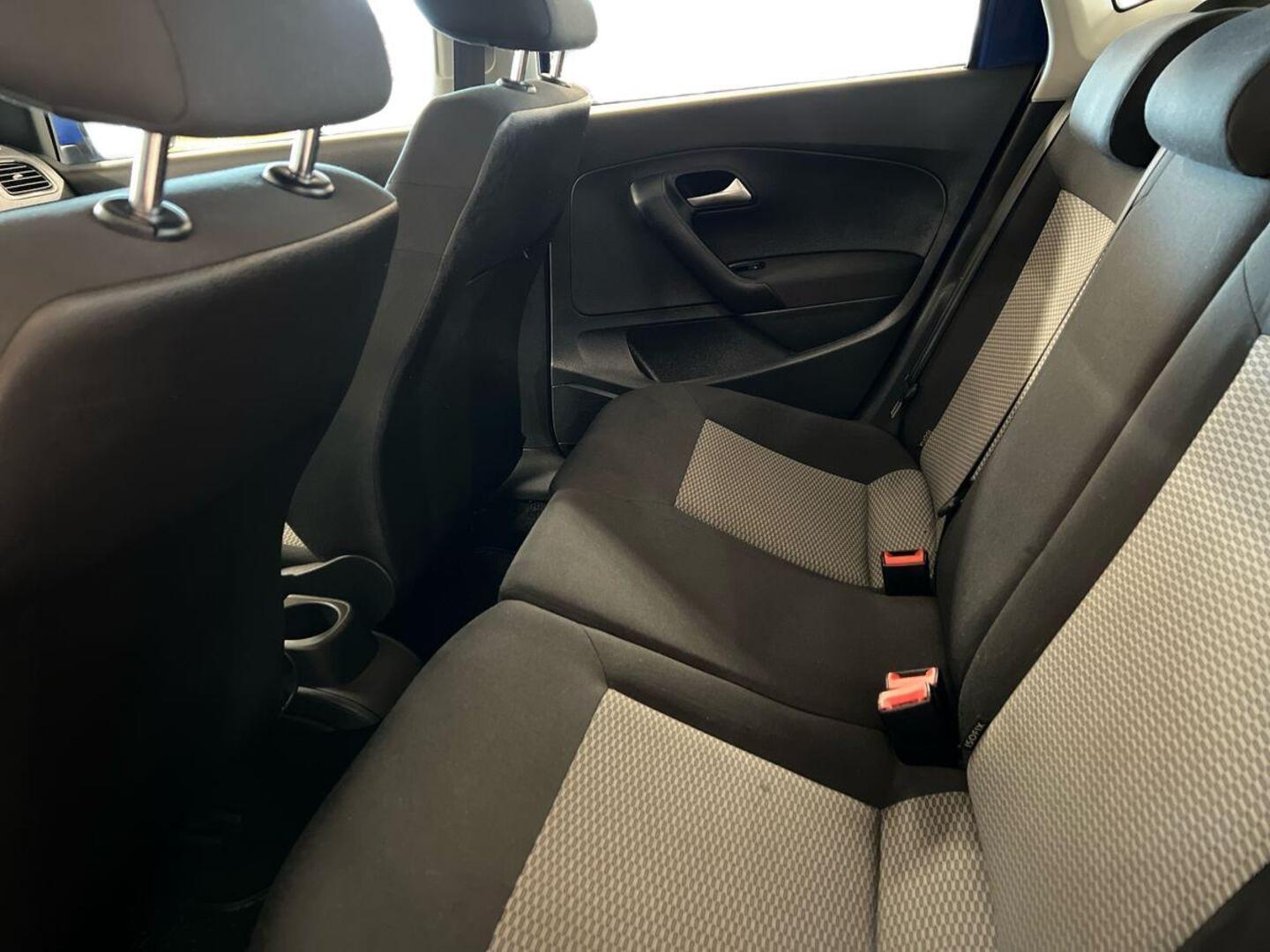 VOLKSWAGEN Polo 10