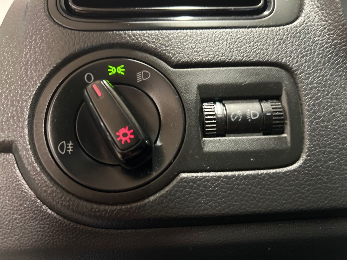 VOLKSWAGEN Polo 19