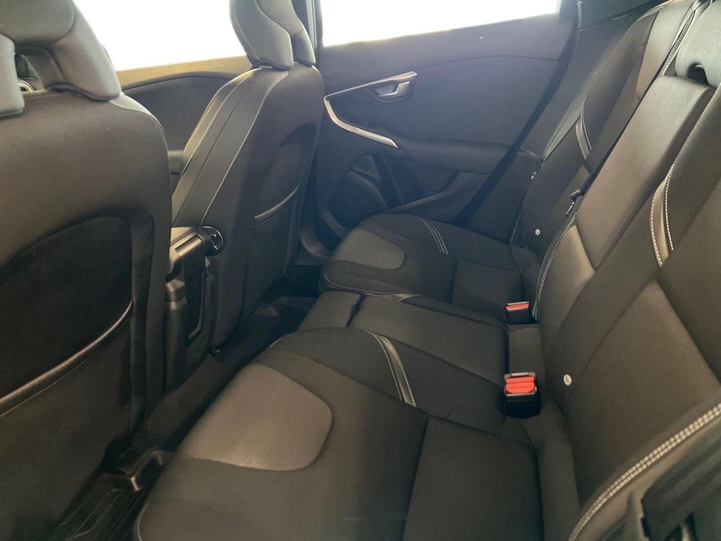 VOLVO V40 2016