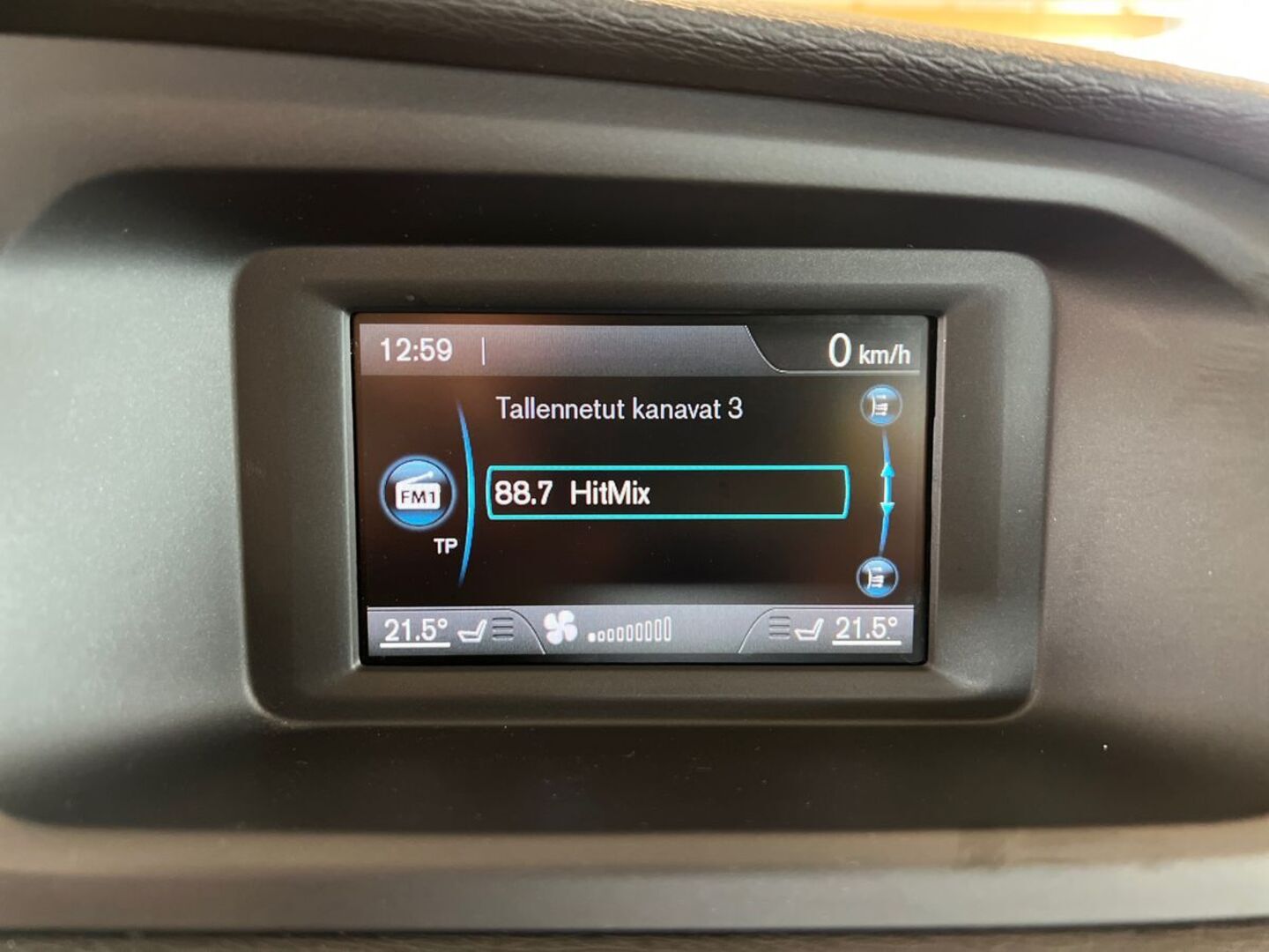 VOLVO V40 2016