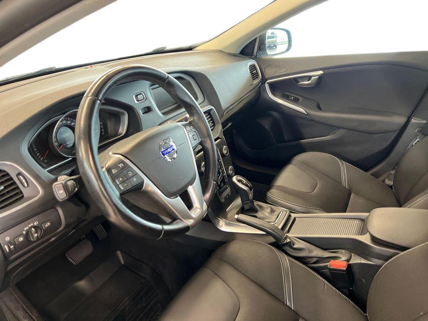 VOLVO V40 2016