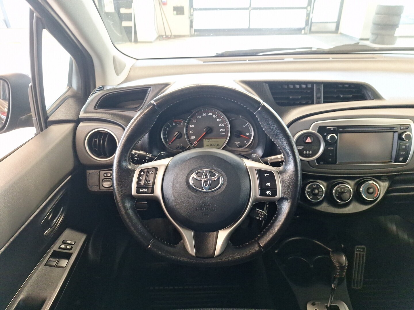 TOYOTA Yaris 2012