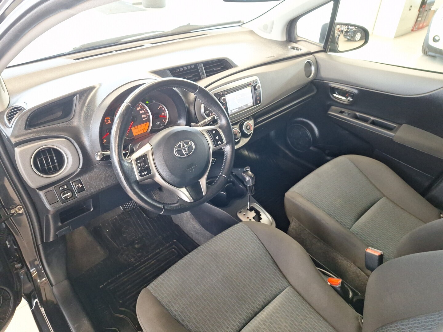 TOYOTA Yaris 2012