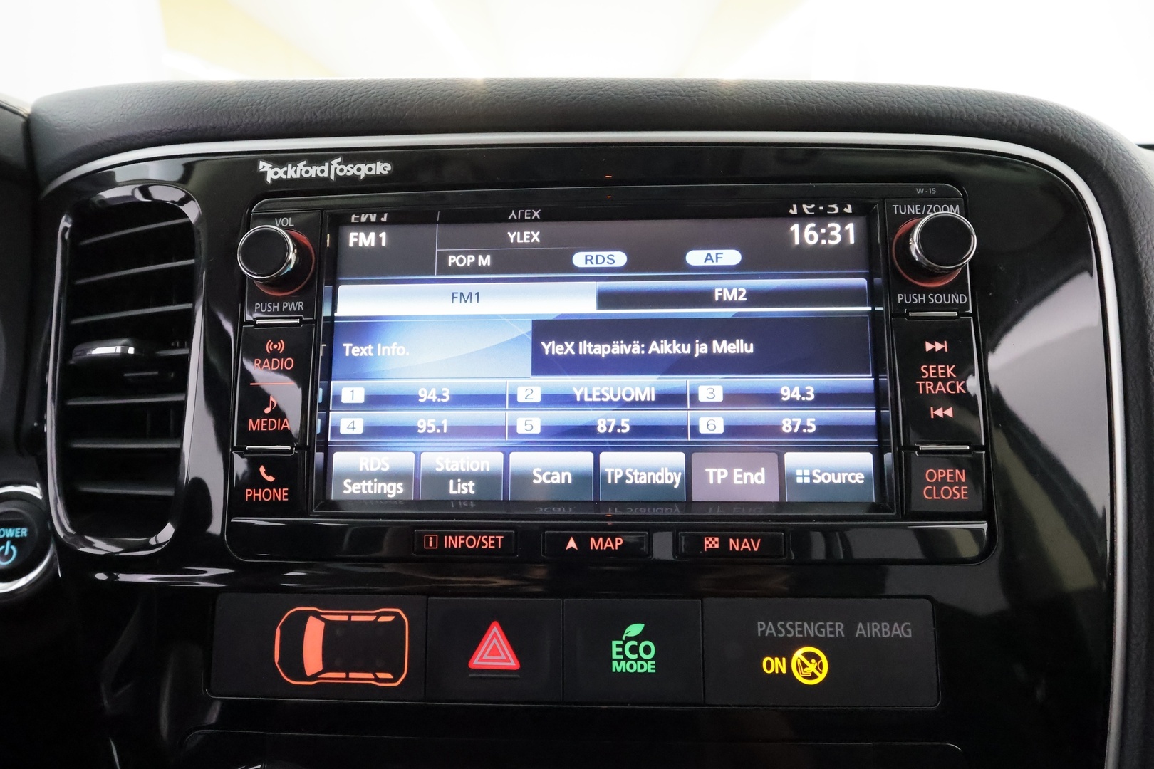 MITSUBISHI Outlander PHEV 2016