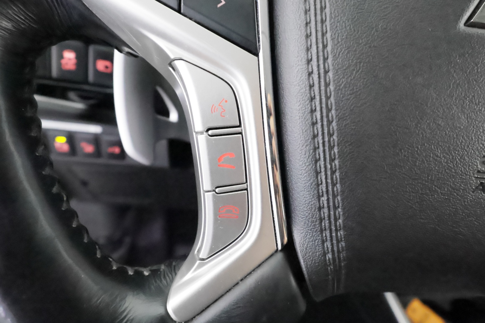 MITSUBISHI Outlander PHEV 2016