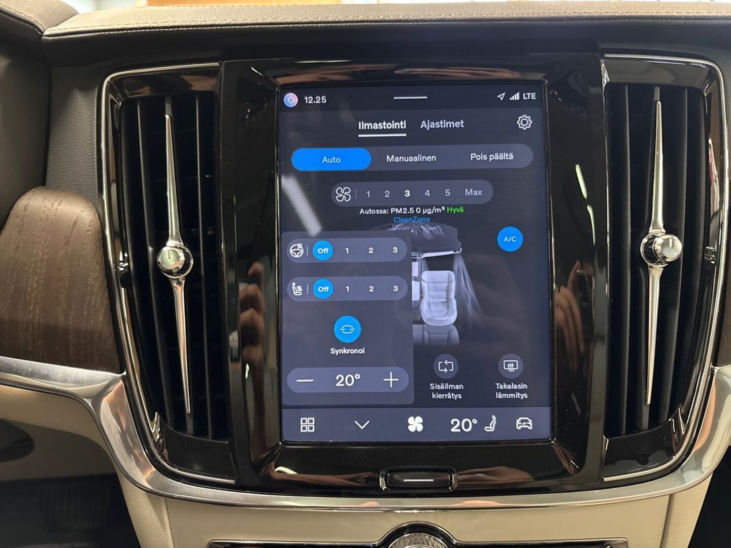 VOLVO V90 28