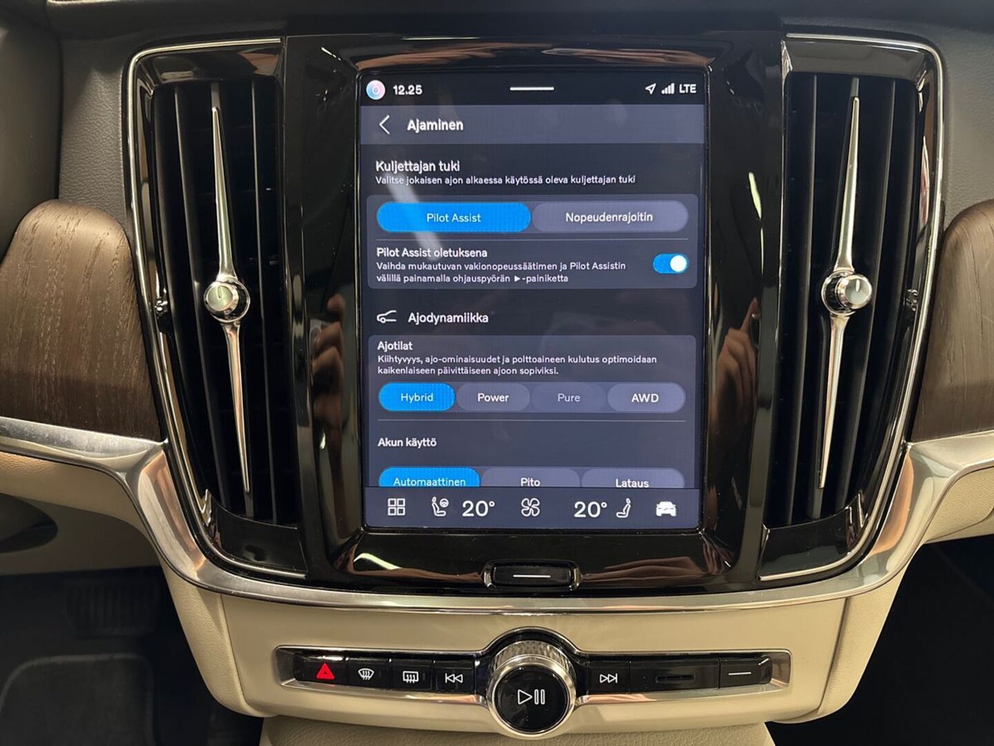 VOLVO V90 29