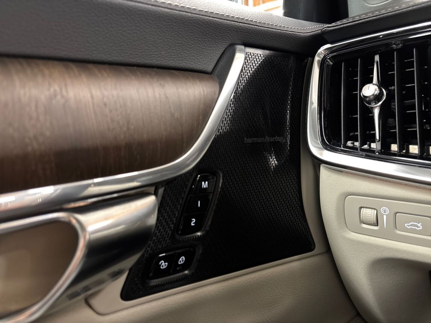 VOLVO V90 33