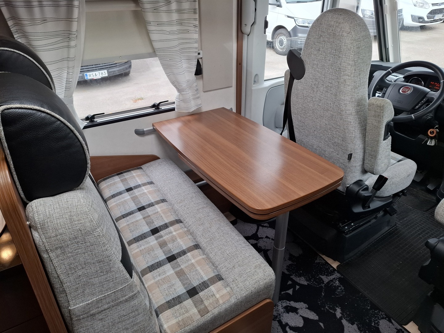 LMC Explorer Blackline i675 G 2015