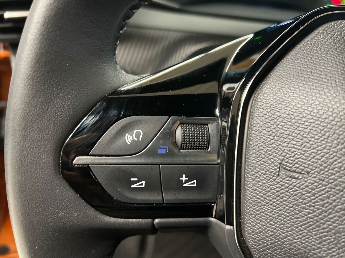 PEUGEOT e-2008 2023