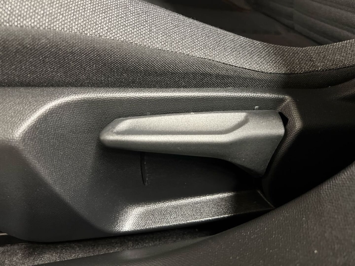 PEUGEOT e-2008 2023