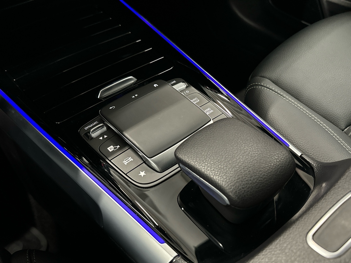 MERCEDES-BENZ EQB 2022