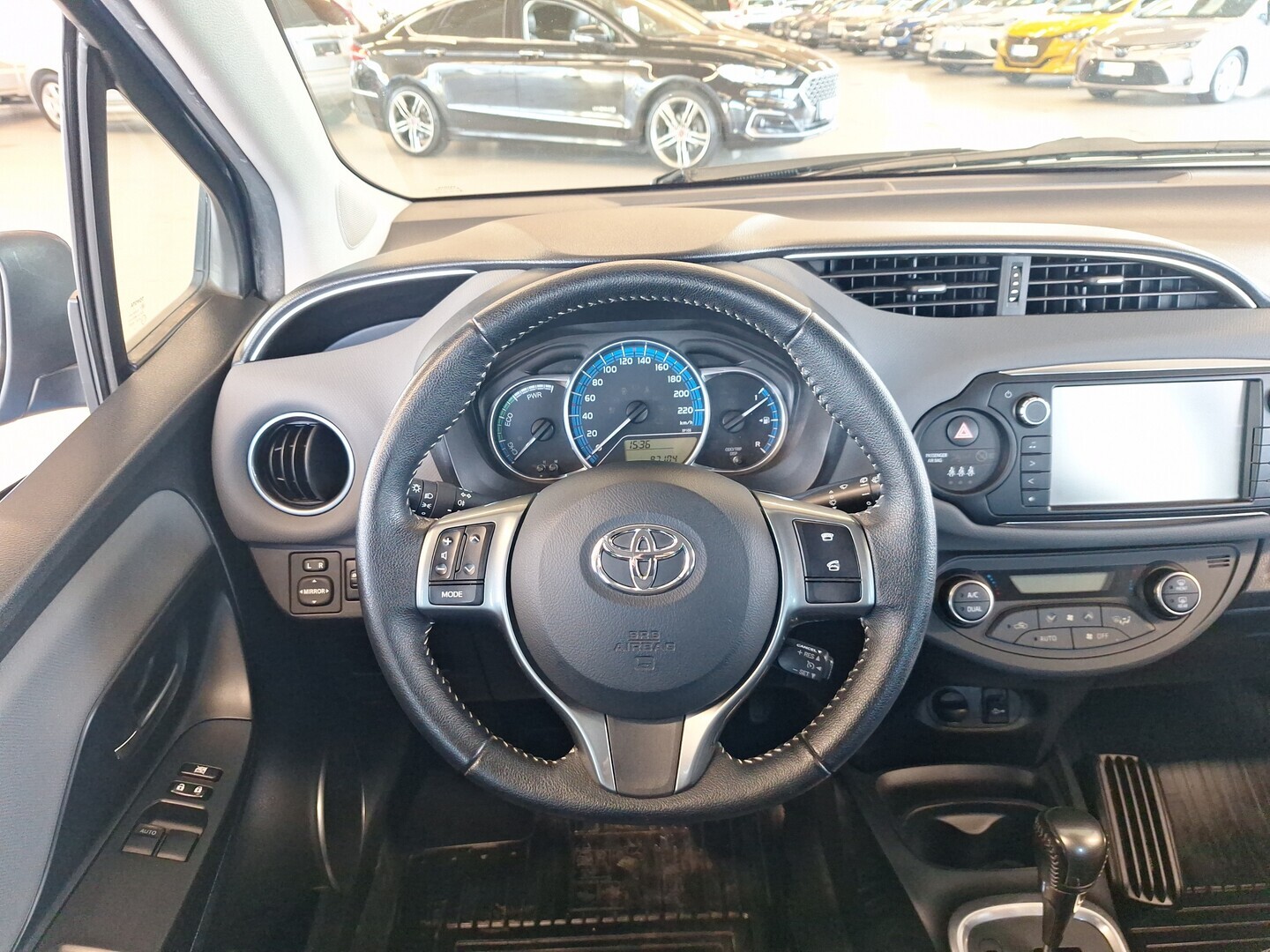 TOYOTA Yaris 2015