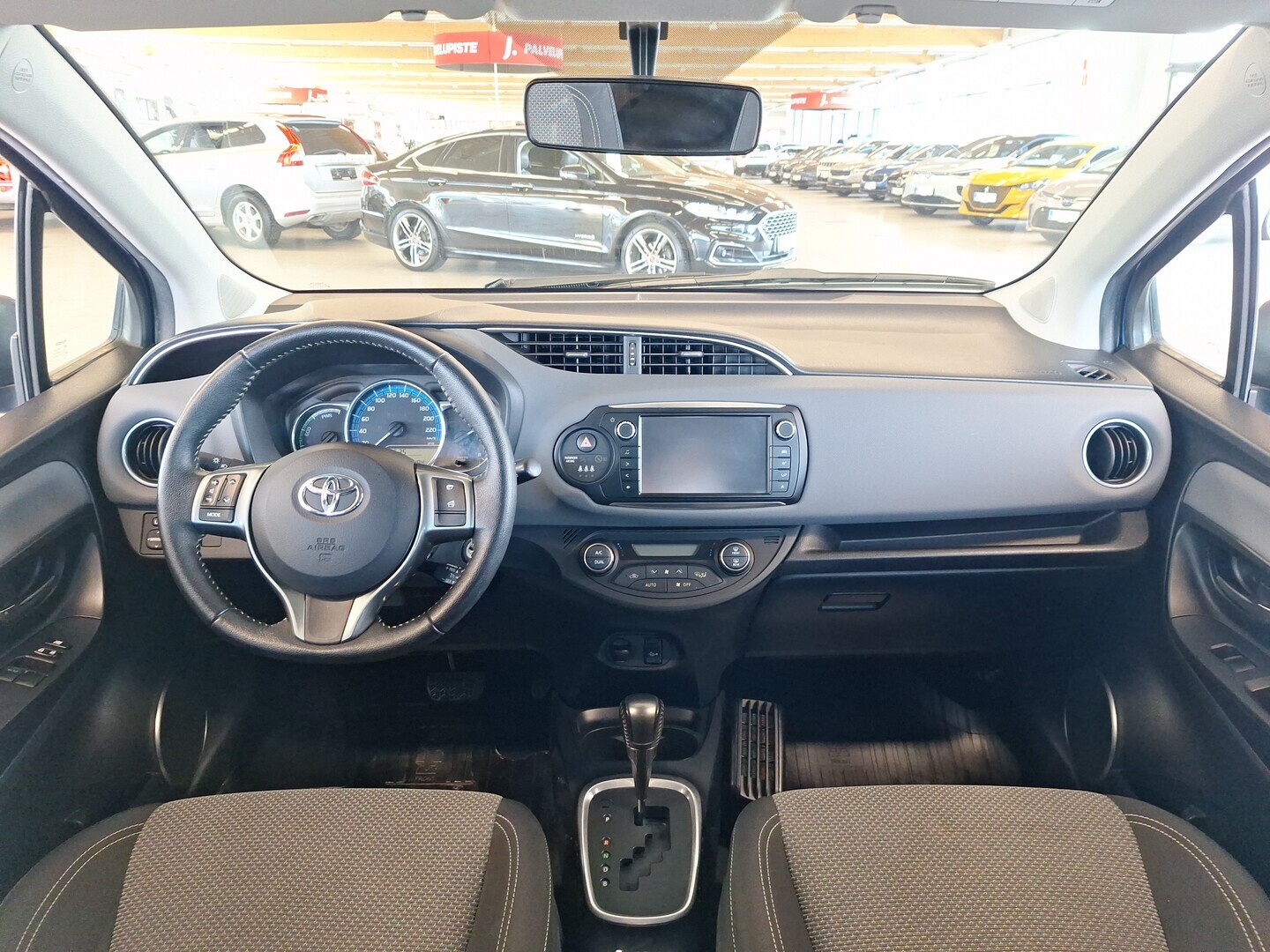 TOYOTA Yaris 2015