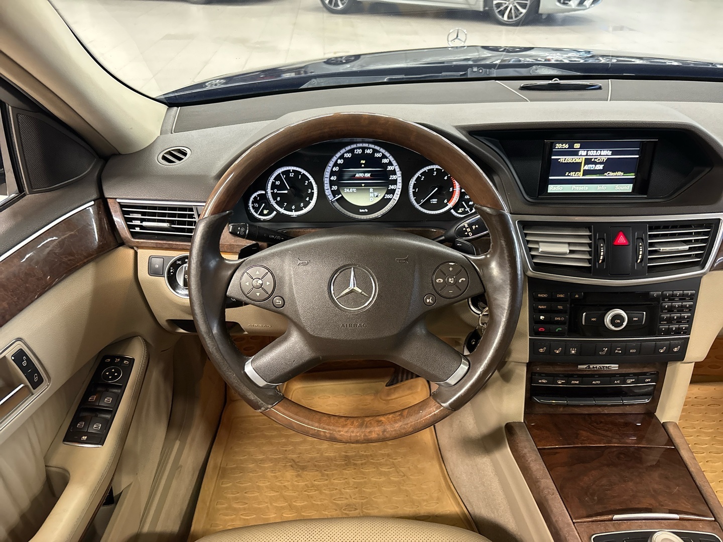 MERCEDES-BENZ E 2012