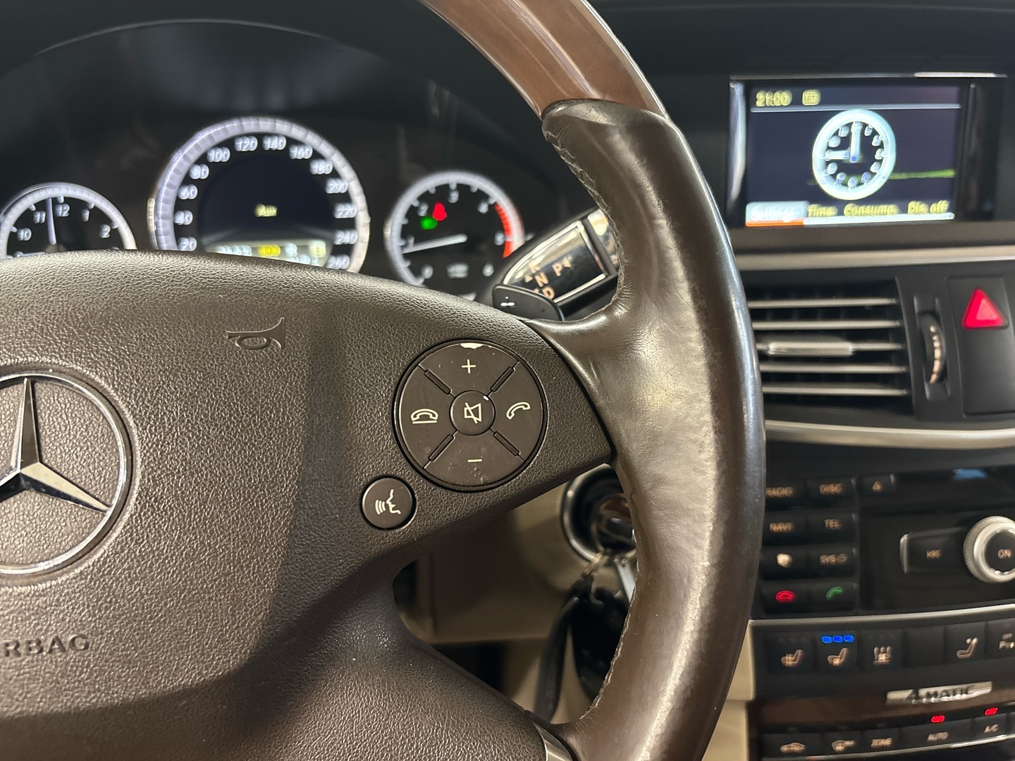 MERCEDES-BENZ E 2012