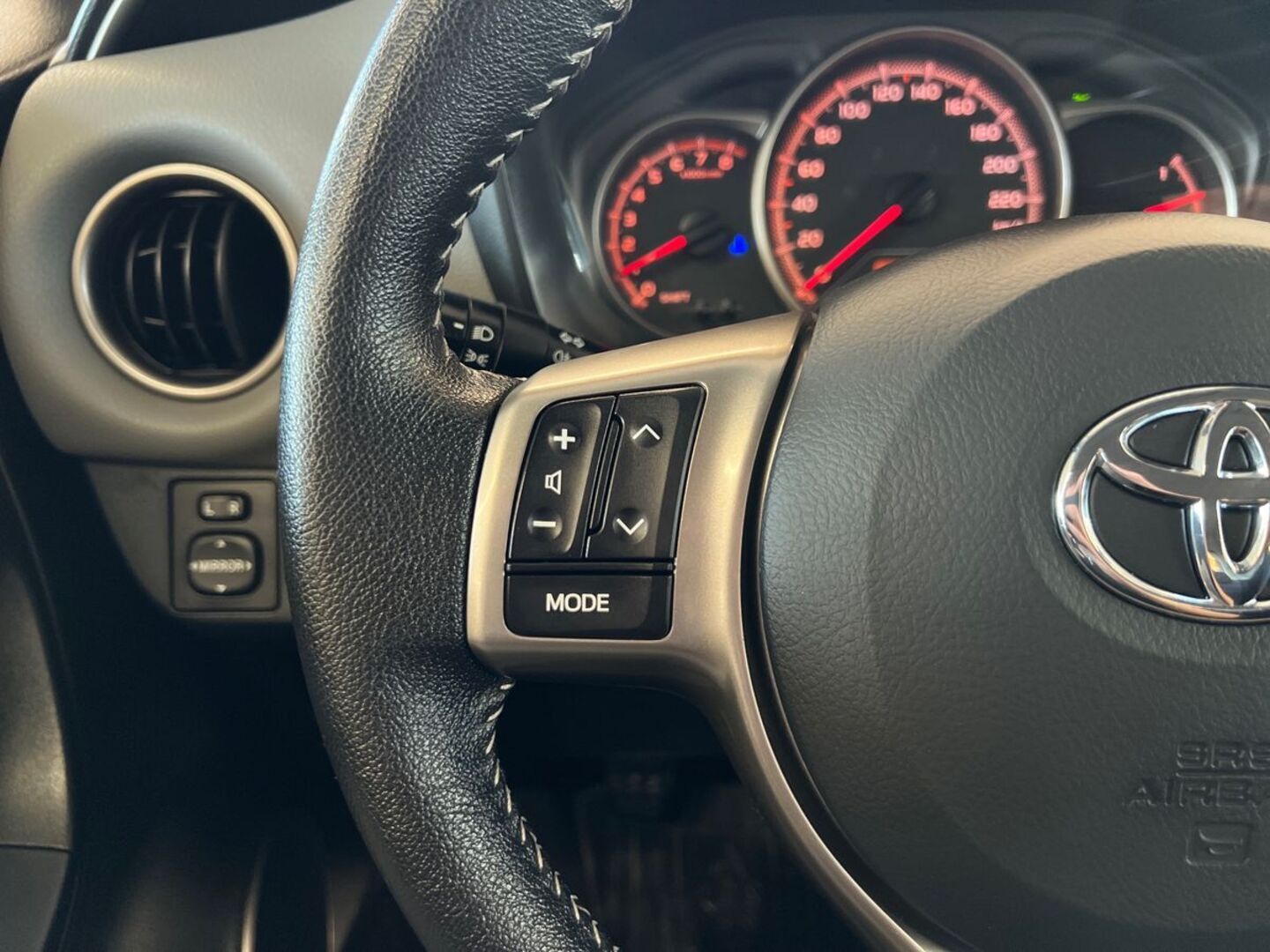 TOYOTA Yaris 2016