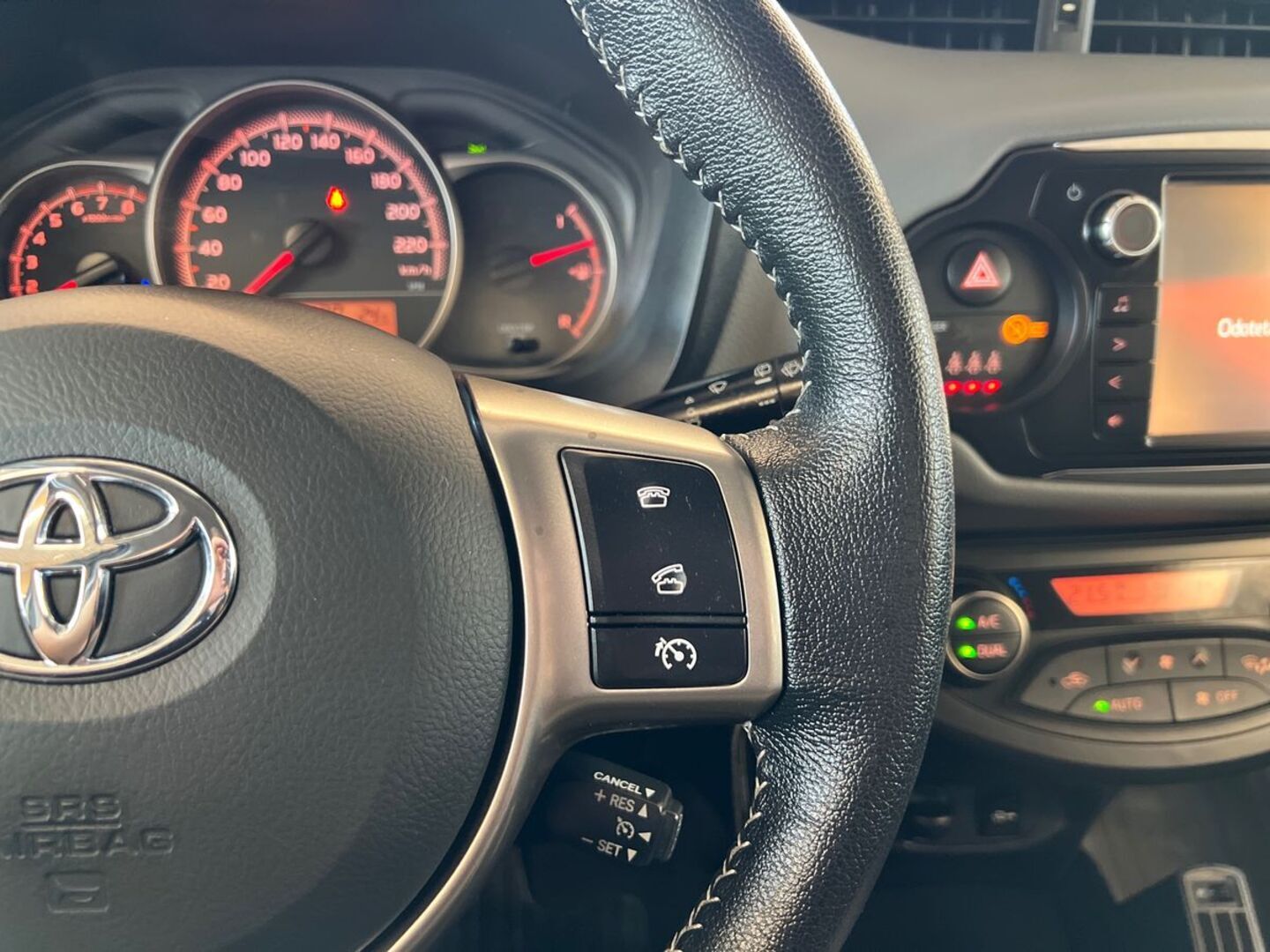 TOYOTA Yaris 2016