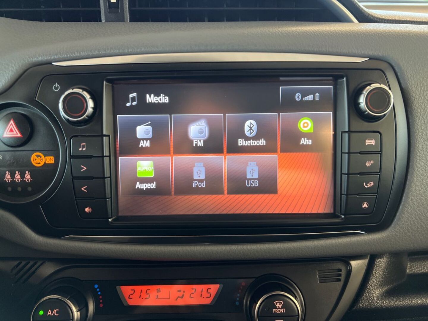 TOYOTA Yaris 2016